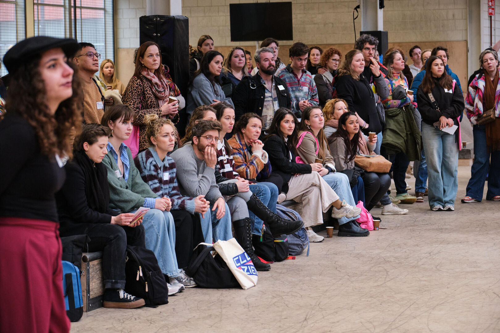 aandachtig kijkende deelnemers