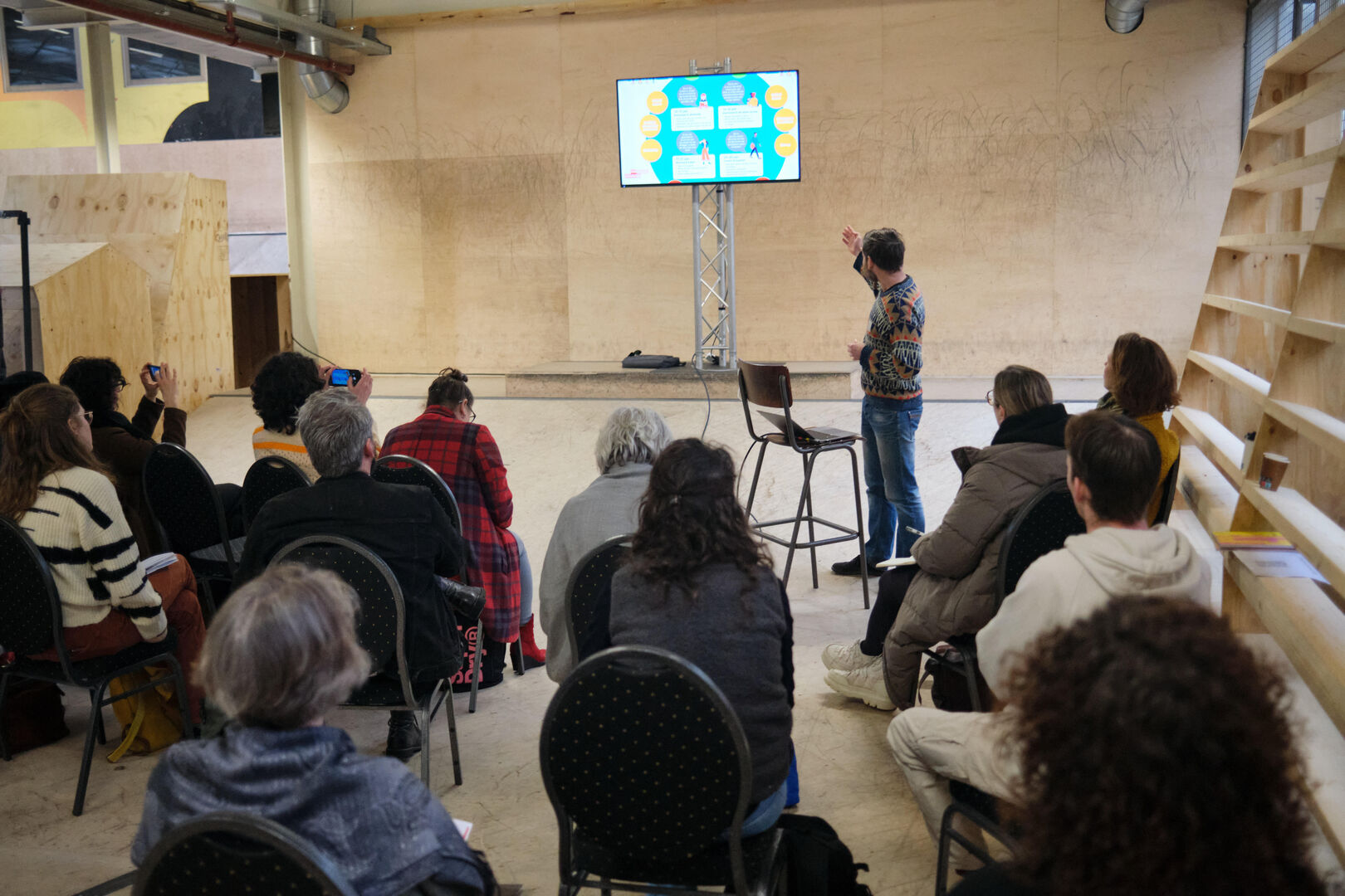 Arne geeft een presentatie