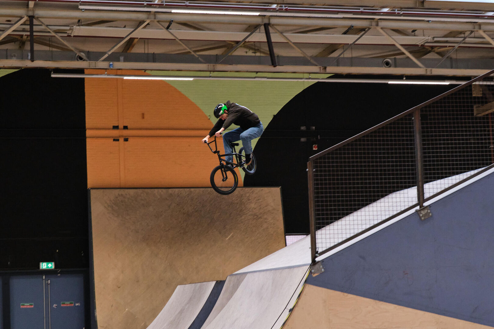 bmx'er springt over een ramp