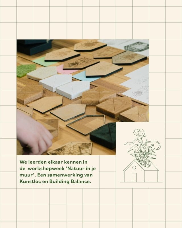 Houten stukken en verschillende materialen op een werktafel, met een tekstoverlay over een samenwerking.