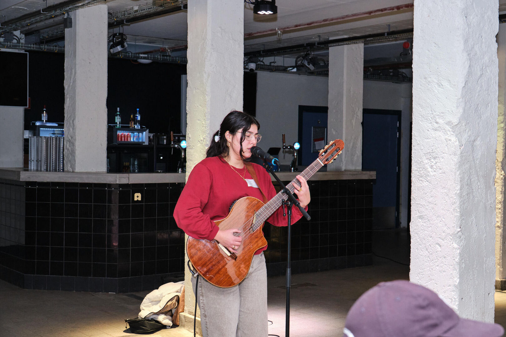 jonge vrouw zingt en speelt gitaar