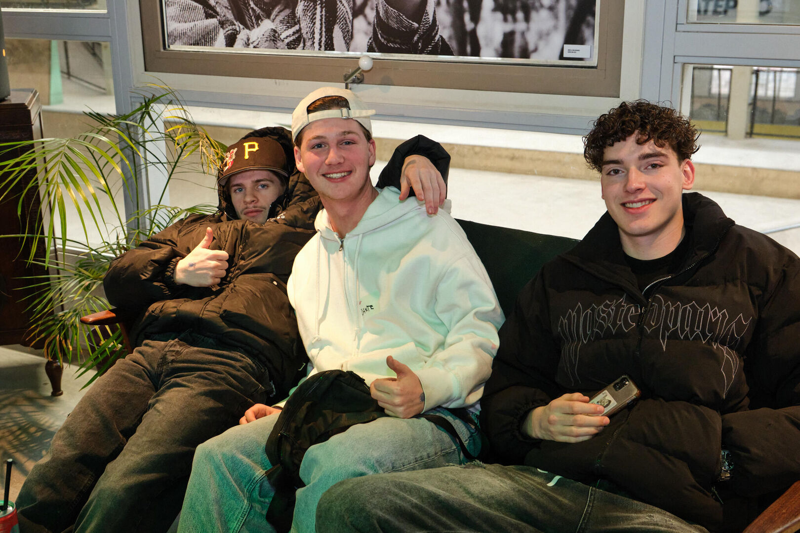 jongeren chillend op de bank