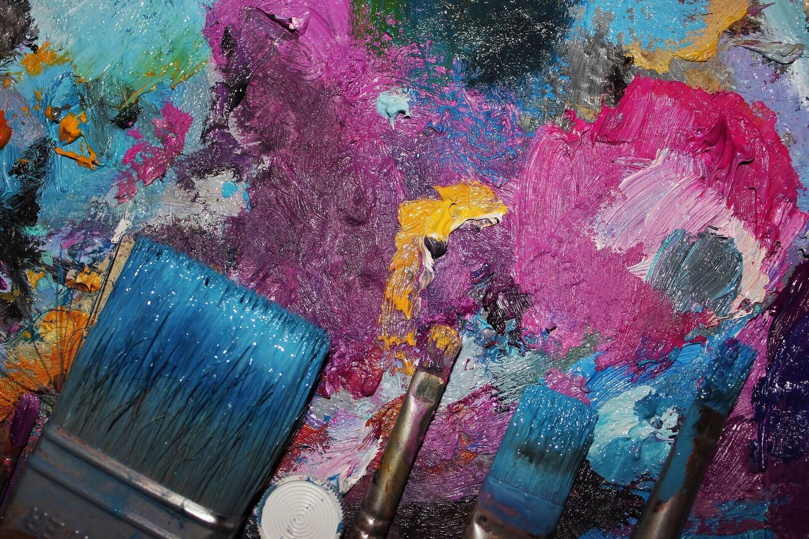 Kunstenaars en makers die kleuren proeven en geluiden zien