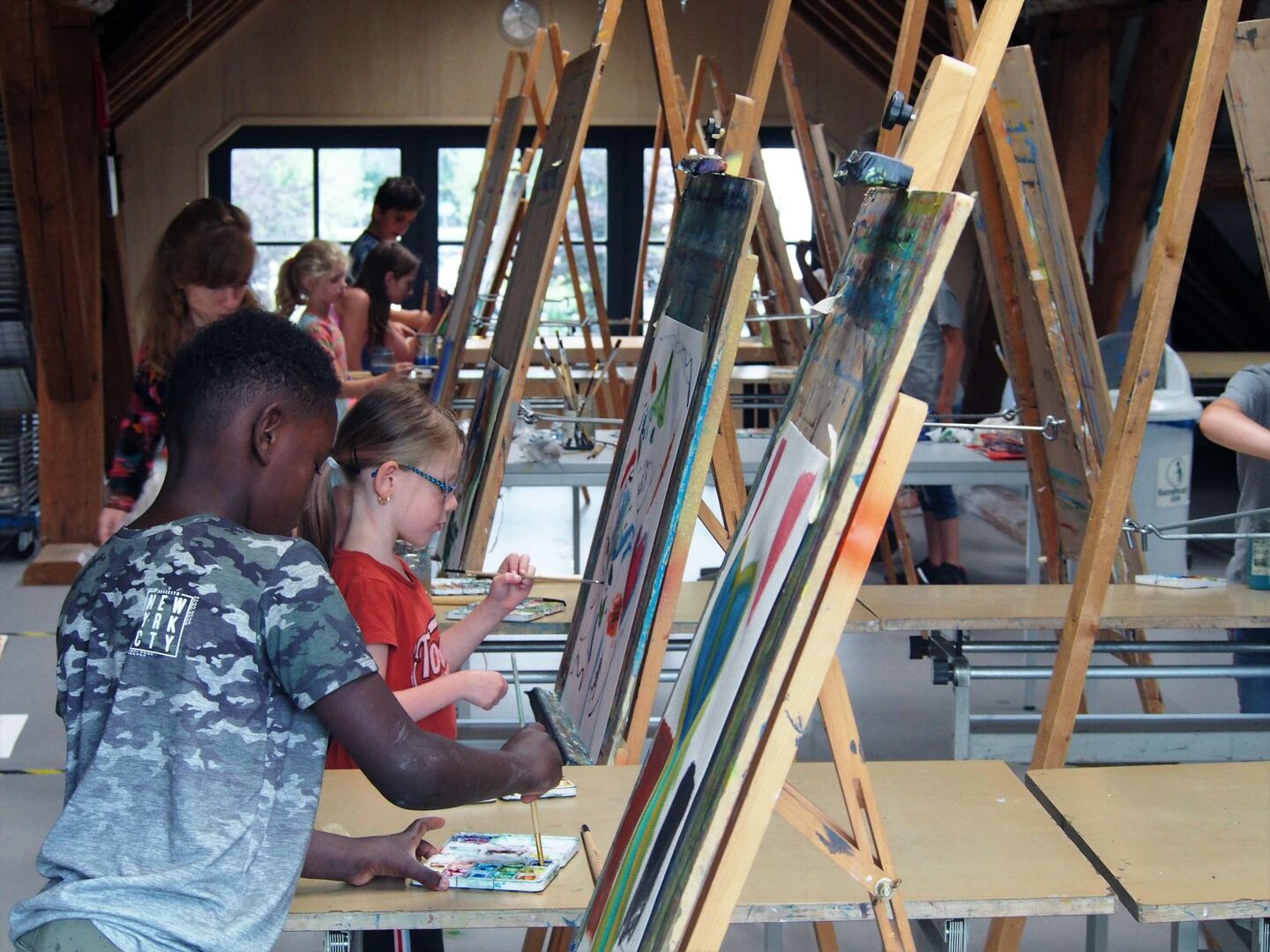 ‘Kunstlessen zijn voor kinderen super wezenlijk’; Jeugdfonds Cultuur Brabant helpt daarbij