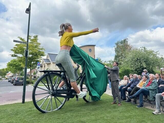 Kunstwerk Florentijn Hofman aan snelfietsroute F50 bij Veghel onthuld