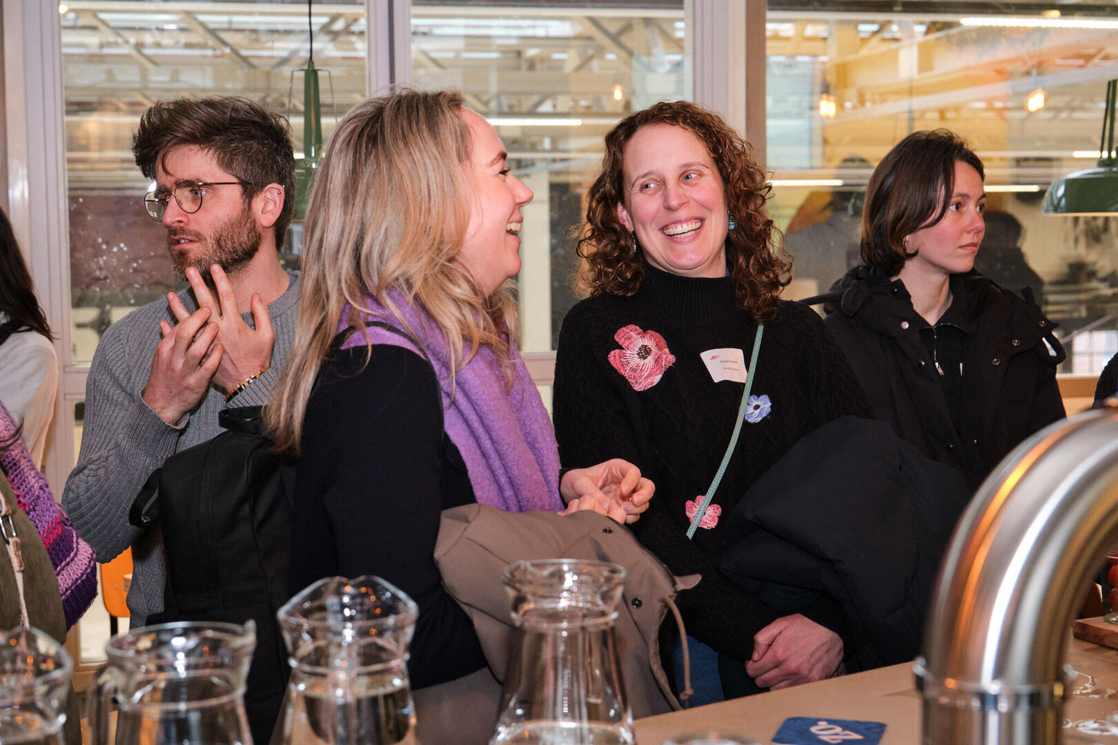 lachende bezoekers aan de bar