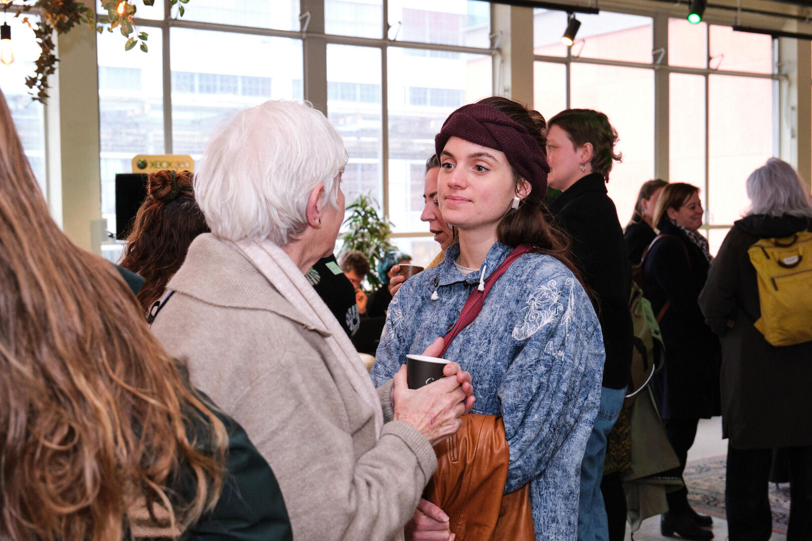 oude en jonge deelnemers spreken elkaar