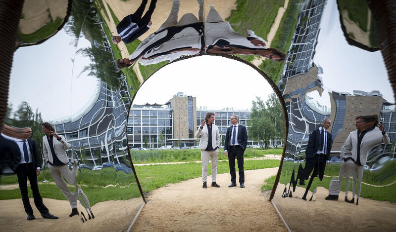 Poort naar de toekomst van Andreas Hetfeld eerbetoon aan Philips en de stad