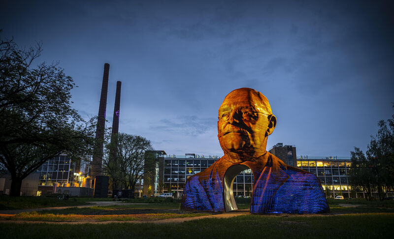 Tonnen staal zorgen voor sympathieke uitstraling; kunstwerk Gerard Philips brengt Eindhoven nieuwe inspiratie